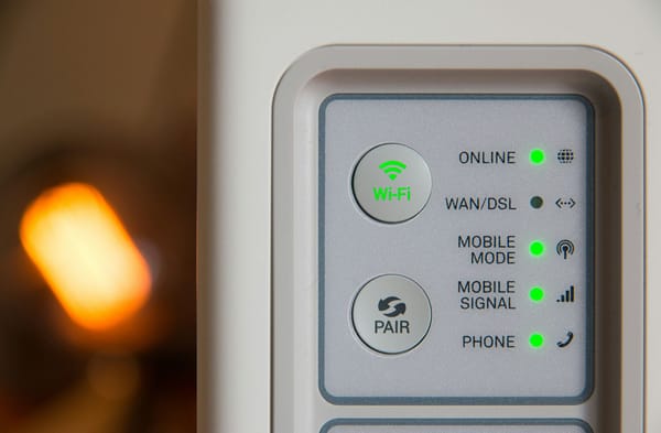 Modem üzerinde Wi-Fi bağlantı ışıkları.