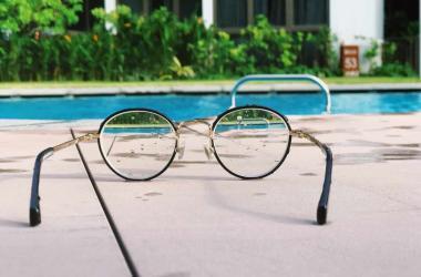 havuzun kenarında ıslanmış numaralı bir gözlük