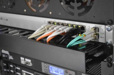 unifi marka 16 port switch görseli