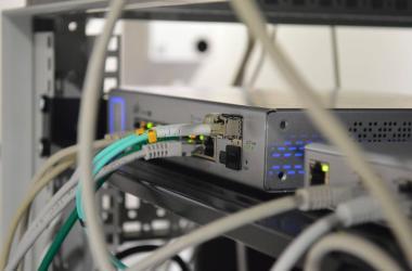 kabin içerisinde duran unifi marka bir adet switch ve 1 adet unifi security gateway görseli