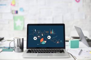 macbook ekranında istatistiksel görseller