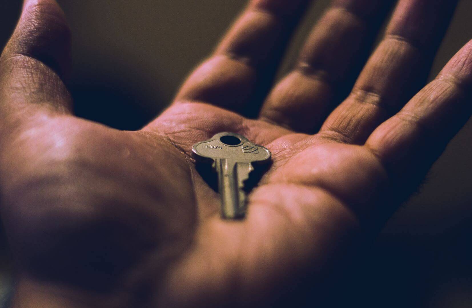 elinde anahtar tutan bir erkek