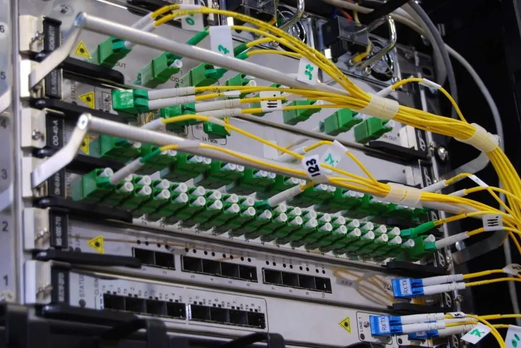 dns nedir, nasıl çalışır? 3 fiber optik kablo, fiber kablo görsel, dns fiber temsili