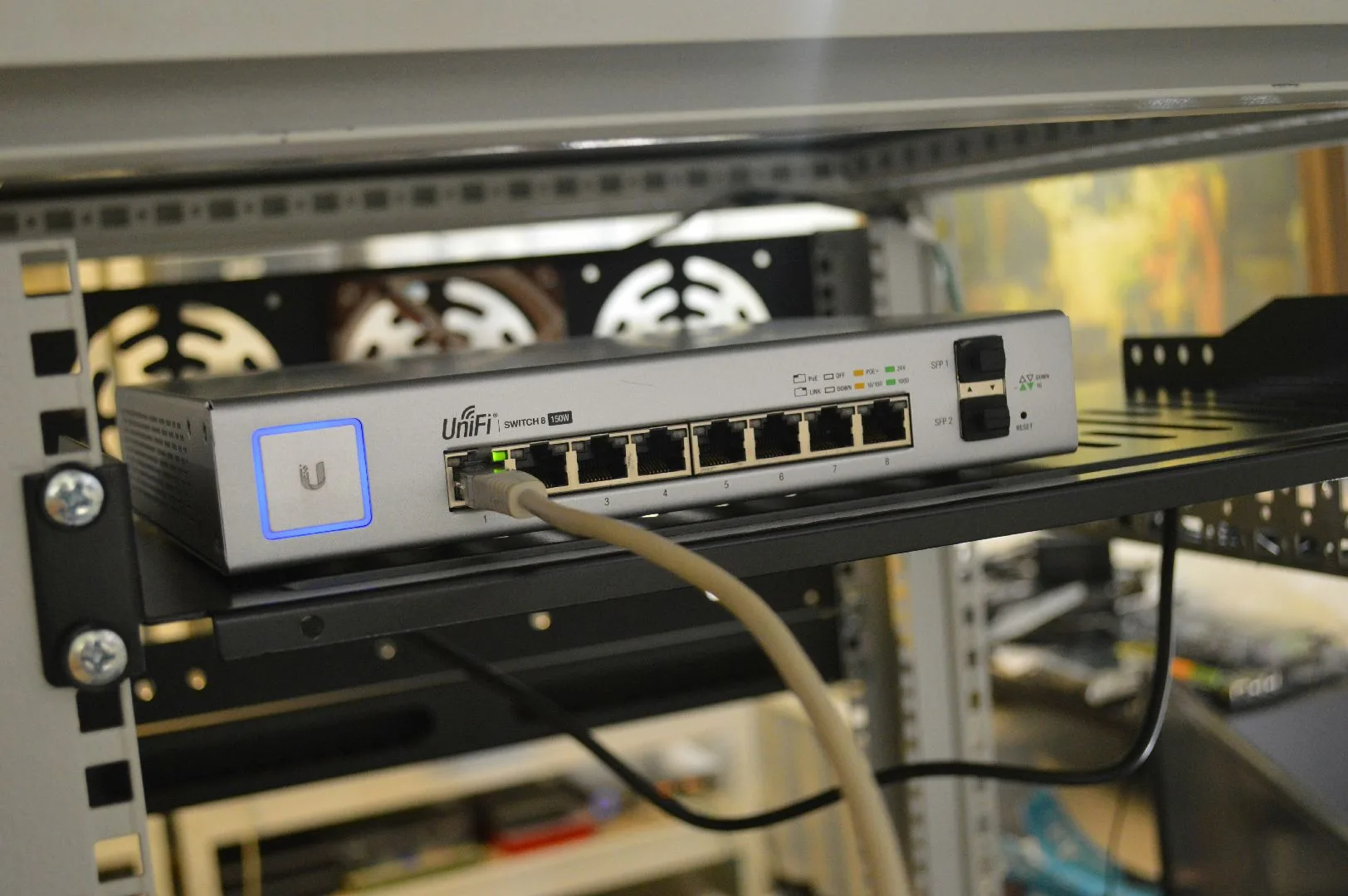 Sunucu dolabında UniFi network switch cihazı.