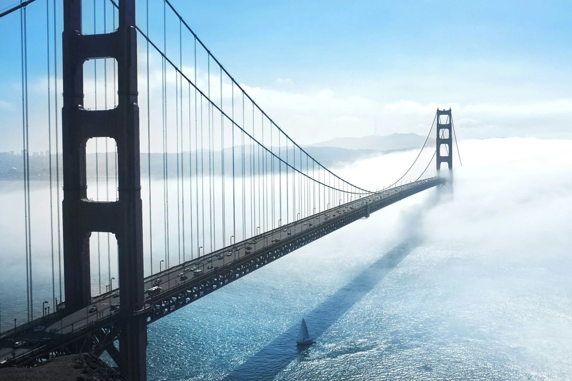 Sisli havada Golden Gate Köprüsü manzarası.