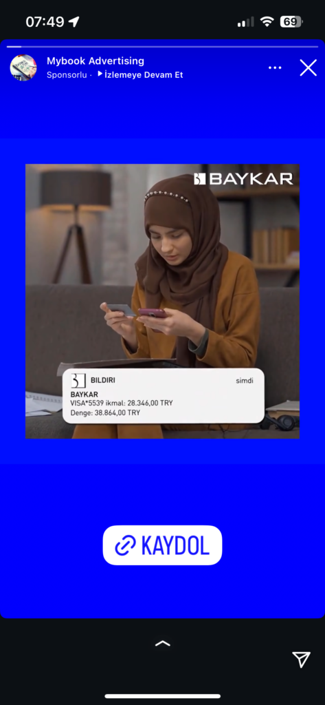 Dolandırıcıların Kullandığı Reklam Görselleri 40 Genç kadın bankacılık uygulamasını kontrol ediyor.