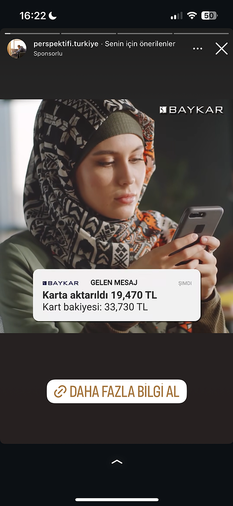 Dolandırıcıların Kullandığı Reklam Görselleri 31 Kadın telefonuna para transfer mesajı bakıyor.