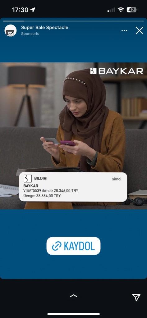 Dolandırıcıların Kullandığı Reklam Görselleri 17 Kadın, kredi kartı ve telefonla alışveriş yapıyor.